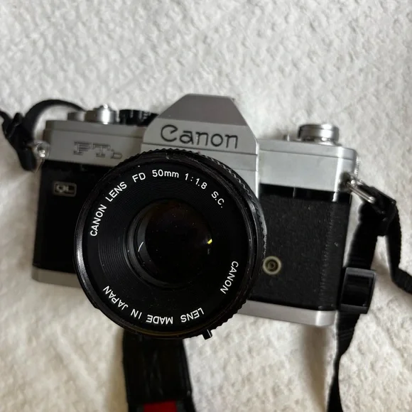 Canon FTb QL SLR Film Camera with Prime Lens - Picture 2 of 5